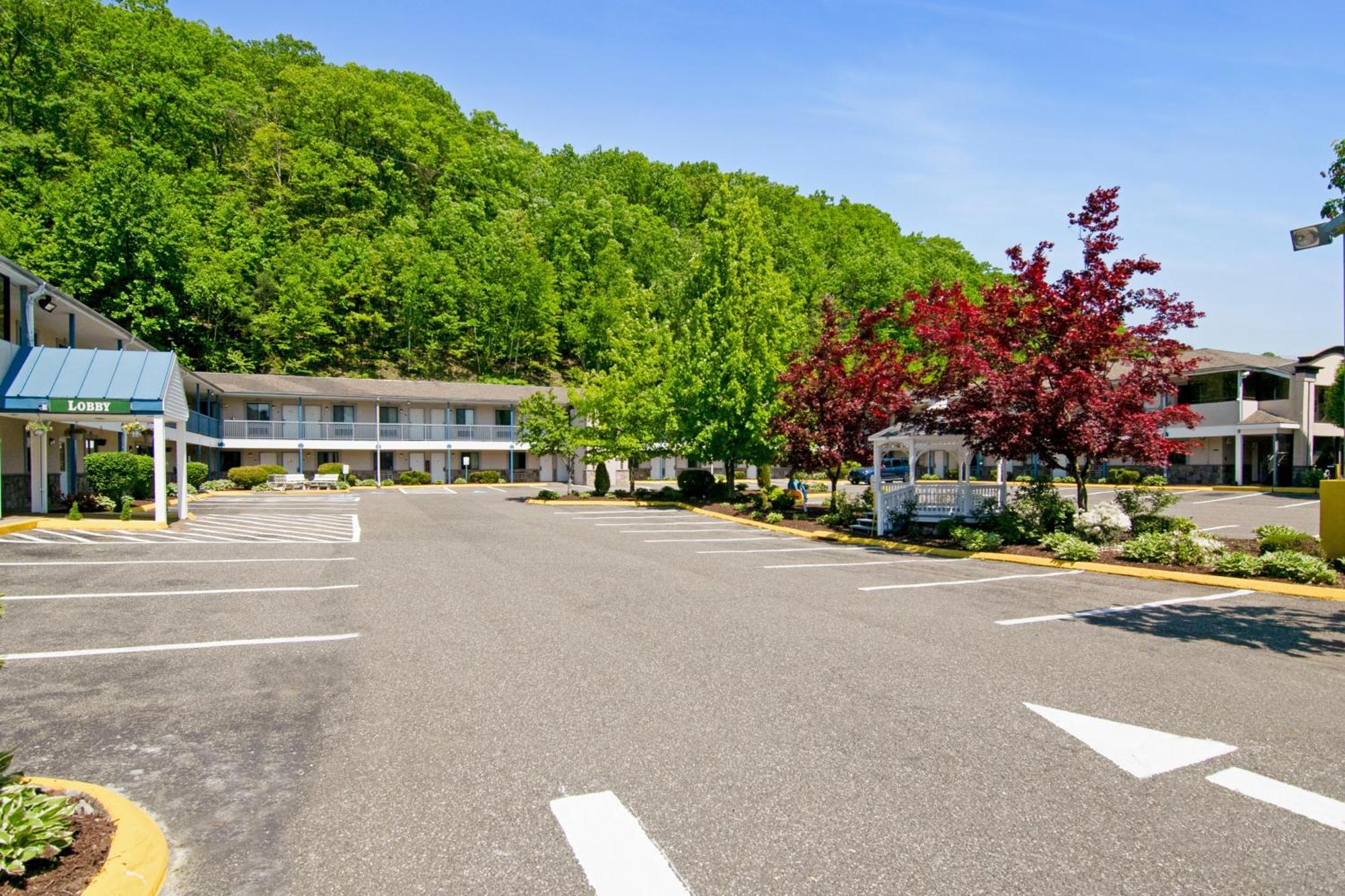 Americas Best Value Inn Torrington, Ct Exterior photo